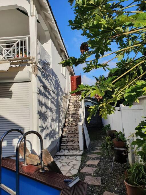 Le Sable Bleu - Evasion Tropicale A Sainte-Anne - Plage 5Min - Piscine - Parking - Logement Climatise - Vue Sur Les Palmiers - Parfait Pour Sejours En Famille Ou Entre Amis Luaran gambar