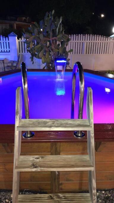 Le Sable Bleu - Evasion Tropicale A Sainte-Anne - Plage 5Min - Piscine - Parking - Logement Climatise - Vue Sur Les Palmiers - Parfait Pour Sejours En Famille Ou Entre Amis Luaran gambar