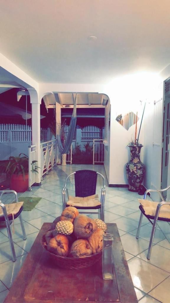 Le Sable Bleu - Evasion Tropicale A Sainte-Anne - Plage 5Min - Piscine - Parking - Logement Climatise - Vue Sur Les Palmiers - Parfait Pour Sejours En Famille Ou Entre Amis Luaran gambar