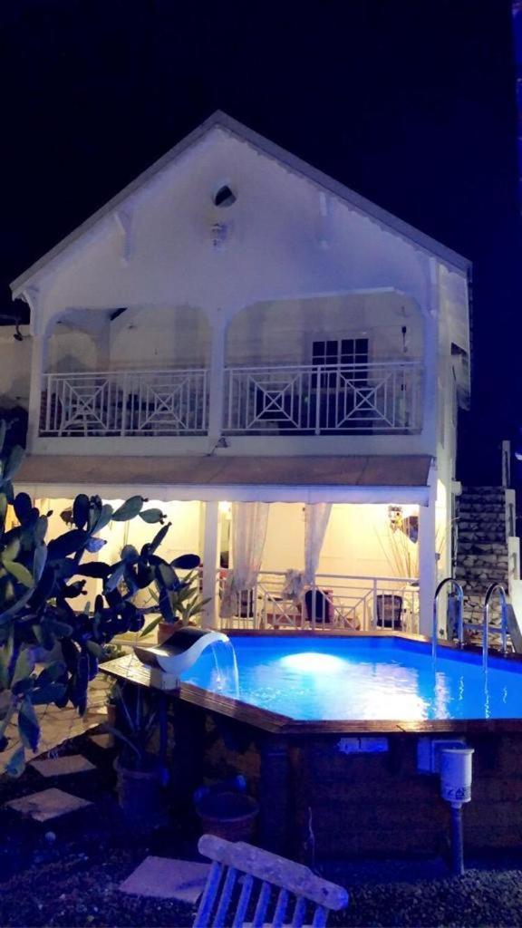 Le Sable Bleu - Evasion Tropicale A Sainte-Anne - Plage 5Min - Piscine - Parking - Logement Climatise - Vue Sur Les Palmiers - Parfait Pour Sejours En Famille Ou Entre Amis Luaran gambar
