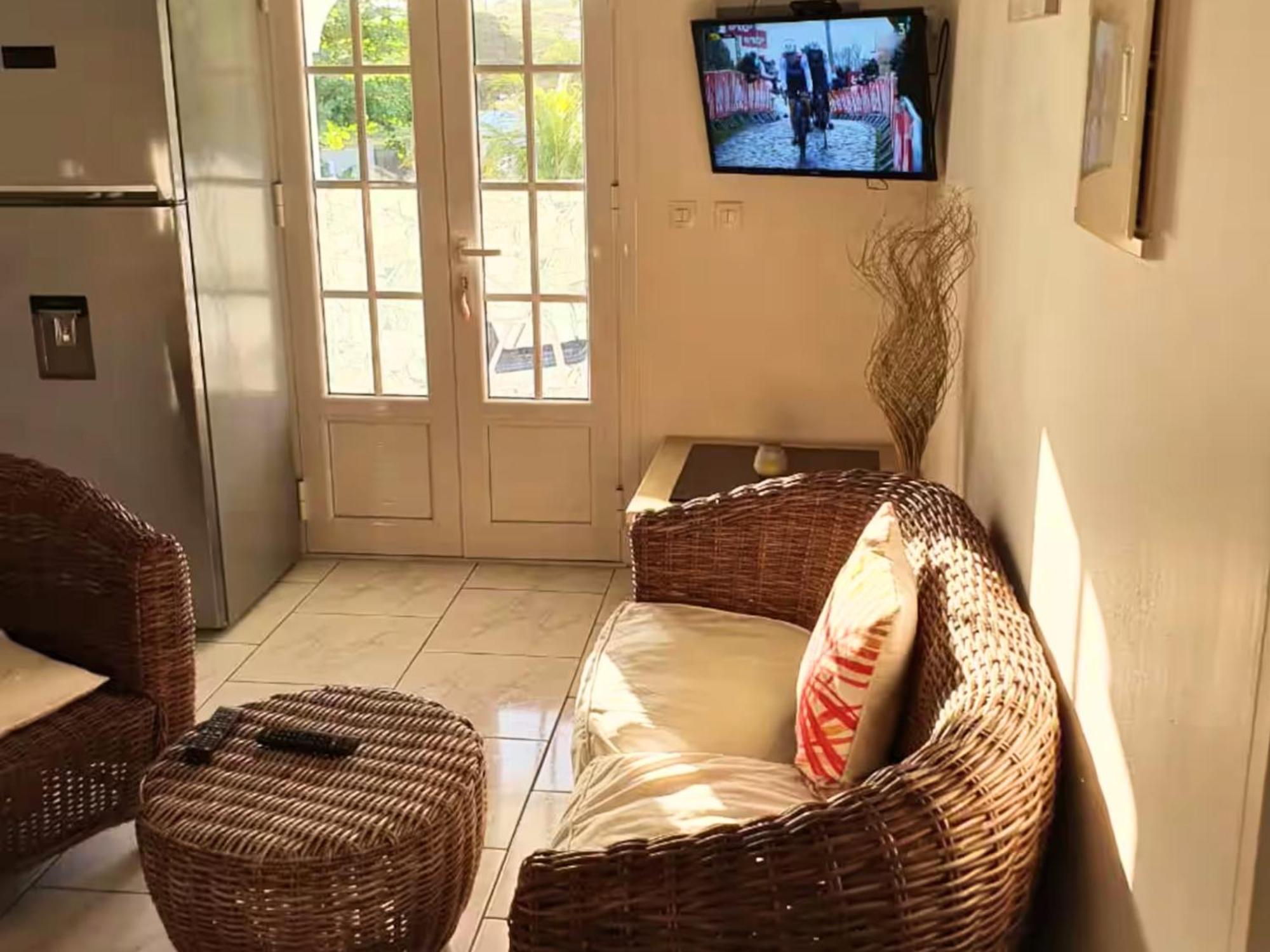 Le Sable Bleu - Evasion Tropicale A Sainte-Anne - Plage 5Min - Piscine - Parking - Logement Climatise - Vue Sur Les Palmiers - Parfait Pour Sejours En Famille Ou Entre Amis Luaran gambar